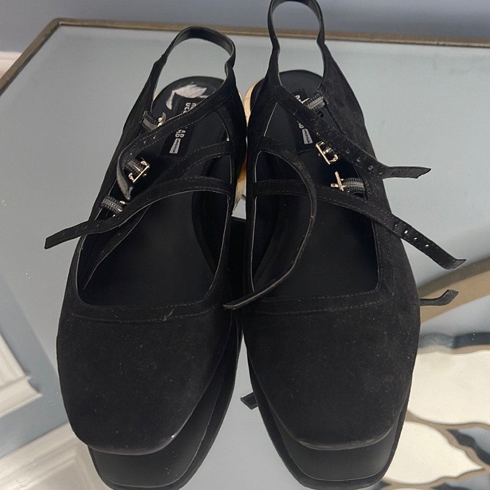 Flat black shoes